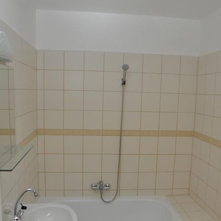 Hôtel Sarok Apartmanhaz Szekszárd Chambre photo