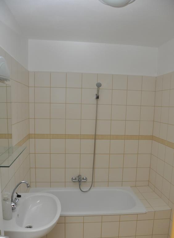 Hôtel Sarok Apartmanhaz Szekszárd Chambre photo